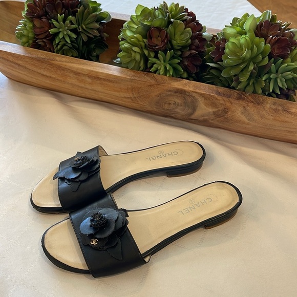 Chanel Black Camellia Embellished Leather Slide sandal shoes Size 39 - Picture 3 of 11